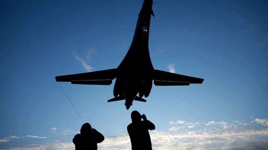 Pesawat pembom B-1B USAF mendarat di pangkalan udara RAF Fairford, yang digunakan oleh personel Angkatan Udara Amerika Serikat (USAF), di tengah konflik AS-Israel dengan Iran, di Fairford, Gloucestershire, Inggris, 11 Maret 2026. (REUTERS/Phil Noble)