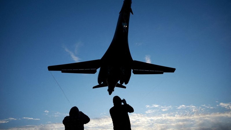 Pesawat pembom B-1B USAF mendarat di pangkalan udara RAF Fairford, yang digunakan oleh personel Angkatan Udara Amerika Serikat (USAF), di tengah konflik AS-Israel dengan Iran, di Fairford, Gloucestershire, Inggris, 11 Maret 2026. (REUTERS/Phil Noble)