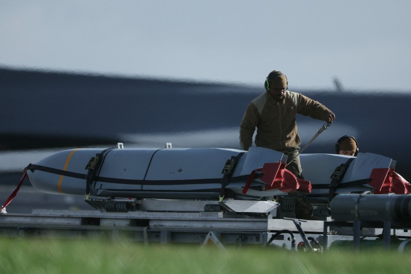 Pesawat pembom B-1B USAF mendarat di pangkalan udara RAF Fairford, yang digunakan oleh personel Angkatan Udara Amerika Serikat (USAF), di tengah konflik AS-Israel dengan Iran, di Fairford, Gloucestershire, Inggris, 11 Maret 2026. (REUTERS/Phil Noble)