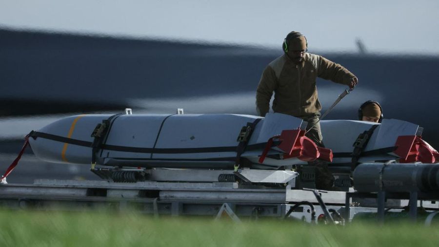 Pesawat pembom B-1B USAF mendarat di pangkalan udara RAF Fairford, yang digunakan oleh personel Angkatan Udara Amerika Serikat (USAF), di tengah konflik AS-Israel dengan Iran, di Fairford, Gloucestershire, Inggris, 11 Maret 2026. (REUTERS/Phil Noble)
