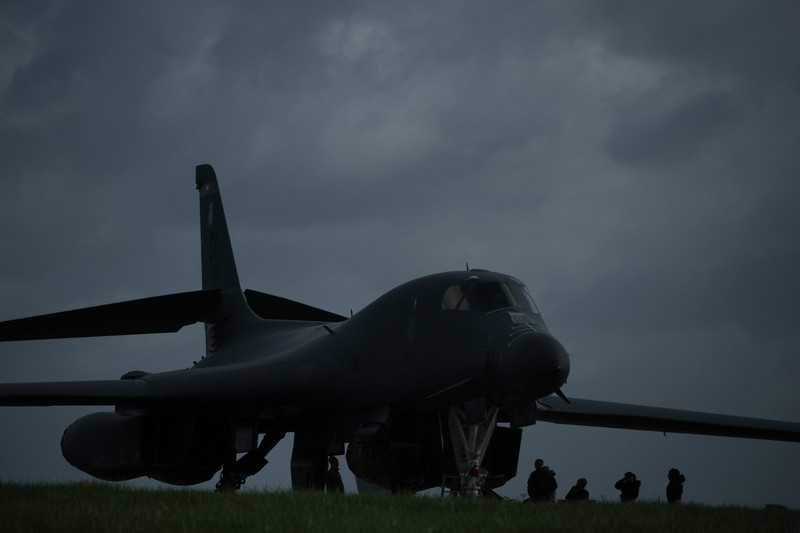 Pesawat pembom B-1B USAF mendarat di pangkalan udara RAF Fairford, yang digunakan oleh personel Angkatan Udara Amerika Serikat (USAF), di tengah konflik AS-Israel dengan Iran, di Fairford, Gloucestershire, Inggris, 11 Maret 2026. (REUTERS/Phil Noble)