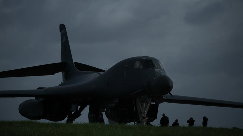 Pesawat pembom B-1B USAF mendarat di pangkalan udara RAF Fairford, yang digunakan oleh personel Angkatan Udara Amerika Serikat (USAF), di tengah konflik AS-Israel dengan Iran, di Fairford, Gloucestershire, Inggris, 11 Maret 2026. (REUTERS/Phil Noble)