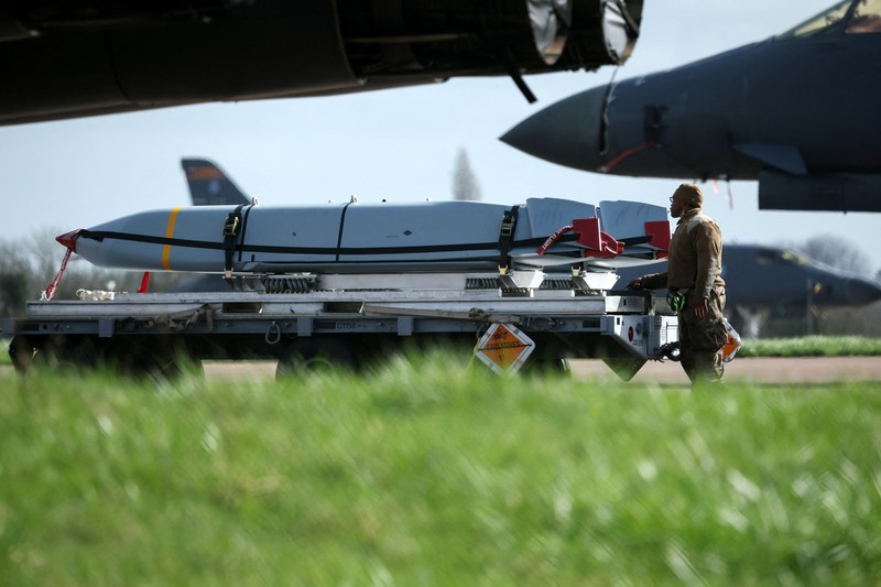 Pesawat pembom B-1B USAF mendarat di pangkalan udara RAF Fairford, yang digunakan oleh personel Angkatan Udara Amerika Serikat (USAF), di tengah konflik AS-Israel dengan Iran, di Fairford, Gloucestershire, Inggris, 11 Maret 2026. (REUTERS/Phil Noble)