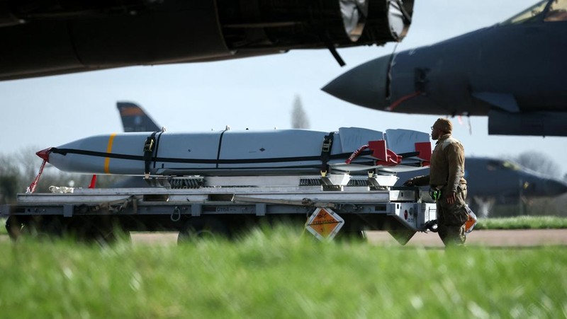 Pesawat pembom B-1B USAF mendarat di pangkalan udara RAF Fairford, yang digunakan oleh personel Angkatan Udara Amerika Serikat (USAF), di tengah konflik AS-Israel dengan Iran, di Fairford, Gloucestershire, Inggris, 11 Maret 2026. (REUTERS/Phil Noble)