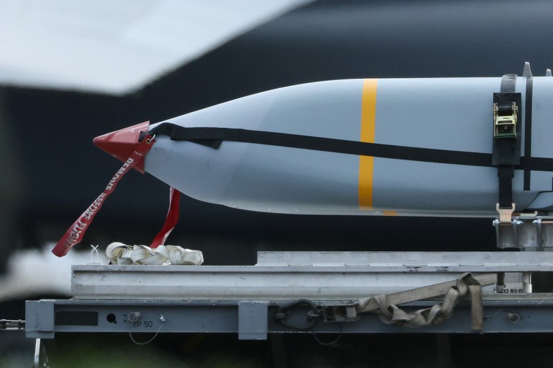 Pesawat pembom B-1B USAF mendarat di pangkalan udara RAF Fairford, yang digunakan oleh personel Angkatan Udara Amerika Serikat (USAF), di tengah konflik AS-Israel dengan Iran, di Fairford, Gloucestershire, Inggris, 11 Maret 2026. (REUTERS/Phil Noble)