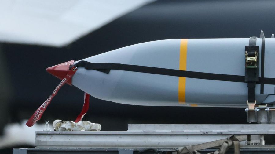 Pesawat pembom B-1B USAF mendarat di pangkalan udara RAF Fairford, yang digunakan oleh personel Angkatan Udara Amerika Serikat (USAF), di tengah konflik AS-Israel dengan Iran, di Fairford, Gloucestershire, Inggris, 11 Maret 2026. (REUTERS/Phil Noble)