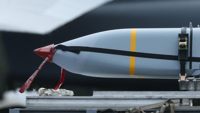 Pesawat pembom B-1B USAF mendarat di pangkalan udara RAF Fairford, yang digunakan oleh personel Angkatan Udara Amerika Serikat (USAF), di tengah konflik AS-Israel dengan Iran, di Fairford, Gloucestershire, Inggris, 11 Maret 2026. (REUTERS/Phil Noble)