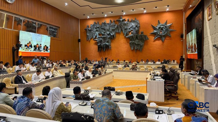 Raker Komisi V DPR RI dengan pemerintah di Gedung DPR, Rabu (11/3/2026). (CNBC Indoensia/Ferry Sandi)