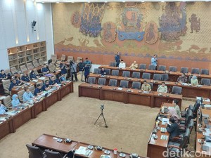Bos Agrinas Nggak Hadir, Rapat DPR Bareng Menteri Koperasi Ditunda