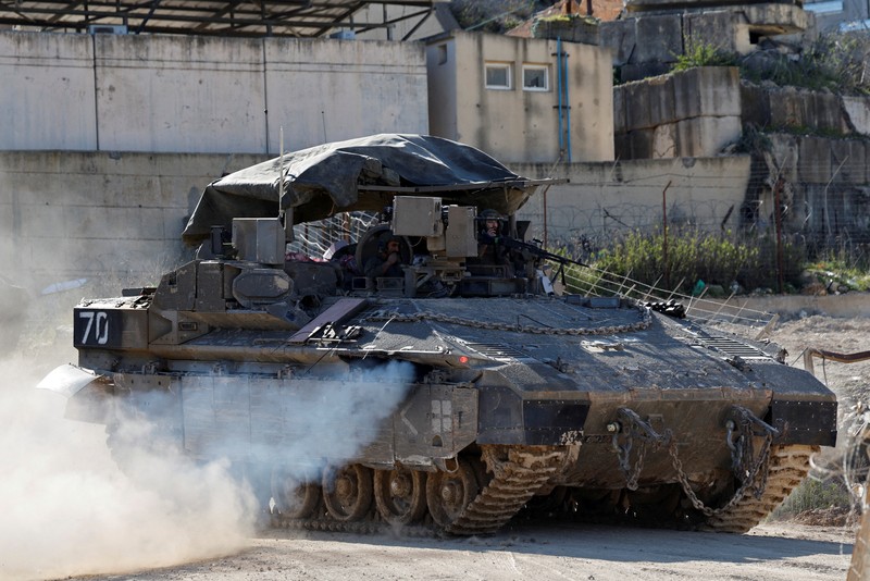 Sebuah tank Israel bermanuver di sisi Israel dari perbatasan Israel-Lebanon, di tengah eskalasi antara Hizbullah dan Israel, dan di tengah konflik AS-Israel dengan Iran, di Israel utara, 10 Maret 2026. (REUTERS/Amir Cohen)