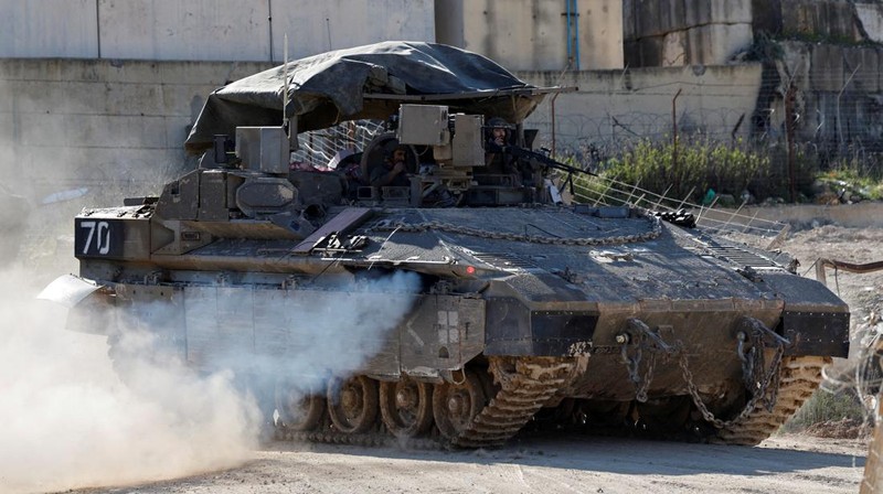 Sebuah tank Israel bermanuver di sisi Israel dari perbatasan Israel-Lebanon, di tengah eskalasi antara Hizbullah dan Israel, dan di tengah konflik AS-Israel dengan Iran, di Israel utara, 10 Maret 2026. (REUTERS/Amir Cohen)