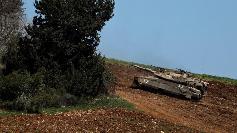 Sebuah tank Israel bermanuver di sisi Israel dari perbatasan Israel-Lebanon, di tengah eskalasi antara Hizbullah dan Israel, dan di tengah konflik AS-Israel dengan Iran, di Israel utara, 10 Maret 2026. (REUTERS/Amir Cohen)