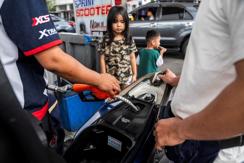 Para pengendara mobil mengantre panjang di sebuah stasiun pengisian bahan bakar, seiring meningkatnya kekhawatiran atas pasokan bahan bakar di tengah konflik AS-Israel dengan Iran, di Dhaka, Bangladesh, 10 Maret 2026. (REUTERS/Mohammad Ponir Hossain)
