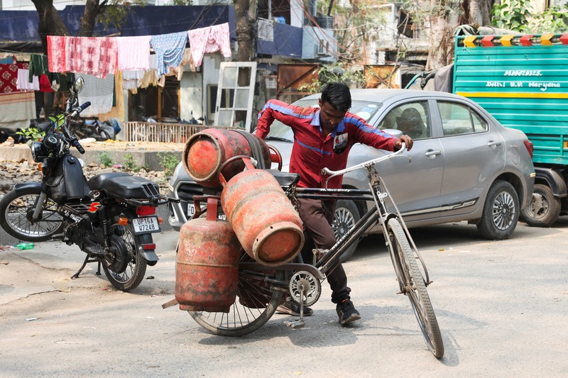 Para pengendara mobil mengantre panjang di sebuah stasiun pengisian bahan bakar, seiring meningkatnya kekhawatiran atas pasokan bahan bakar di tengah konflik AS-Israel dengan Iran, di Dhaka, Bangladesh, 10 Maret 2026. (REUTERS/Mohammad Ponir Hossain)