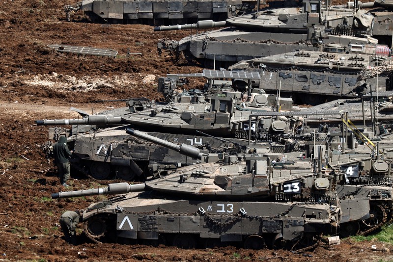 Sebuah tank Israel bermanuver di sisi Israel dari perbatasan Israel-Lebanon, di tengah eskalasi antara Hizbullah dan Israel, dan di tengah konflik AS-Israel dengan Iran, di Israel utara, 10 Maret 2026. (REUTERS/Amir Cohen)