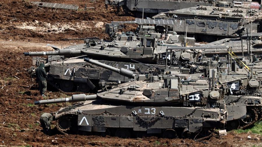 Sebuah tank Israel bermanuver di sisi Israel dari perbatasan Israel-Lebanon, di tengah eskalasi antara Hizbullah dan Israel, dan di tengah konflik AS-Israel dengan Iran, di Israel utara, 10 Maret 2026. (REUTERS/Amir Cohen)