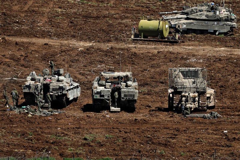 Sebuah tank Israel bermanuver di sisi Israel dari perbatasan Israel-Lebanon, di tengah eskalasi antara Hizbullah dan Israel, dan di tengah konflik AS-Israel dengan Iran, di Israel utara, 10 Maret 2026. (REUTERS/Amir Cohen)