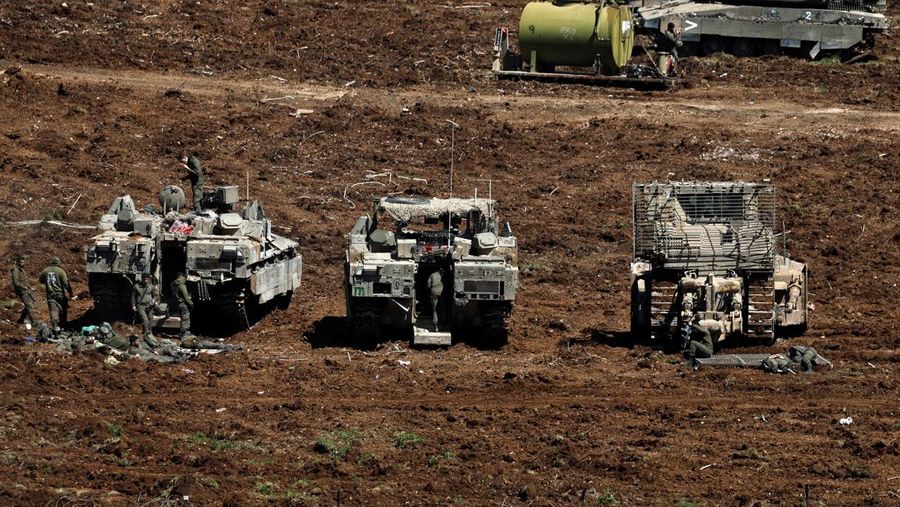 Sebuah tank Israel bermanuver di sisi Israel dari perbatasan Israel-Lebanon, di tengah eskalasi antara Hizbullah dan Israel, dan di tengah konflik AS-Israel dengan Iran, di Israel utara, 10 Maret 2026. (REUTERS/Amir Cohen)