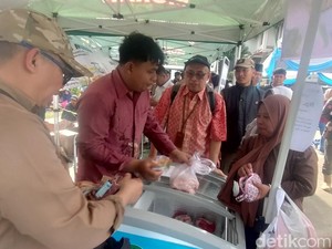 Perjuangan Evi Demi Sembako Murah Meski Bolak-balik Naik Kereta Api
