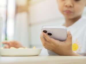 Terlalu Sering Main HP Bisa Bikin Anak Susah Bicara, Ini Peringatan dari Pakar