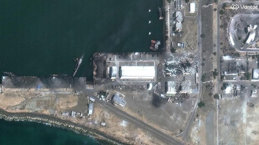 Citra satelut menjukkan salah satu tanki bahan bakar di Pelabuhan Salalah,Oman diserang drone pada Rabu (11/3/2026) waktu setempat. (AFP/-)