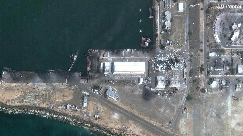 Citra satelut menjukkan salah satu tanki bahan bakar di Pelabuhan Salalah,Oman diserang drone pada Rabu (11/3/2026) waktu setempat. (AFP/-)