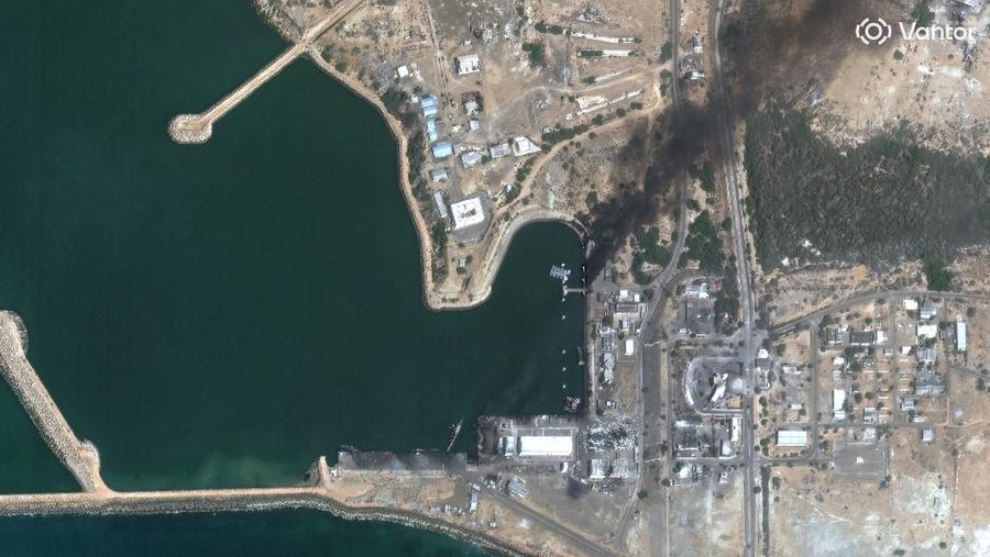 Citra satelut menjukkan salah satu tanki bahan bakar di Pelabuhan Salalah,Oman diserang drone pada Rabu (11/3/2026) waktu setempat. (AFP/-)