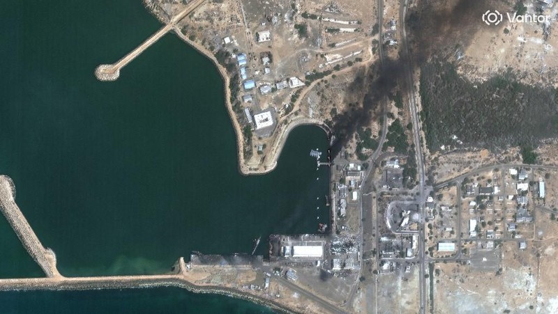 Citra satelut menjukkan salah satu tanki bahan bakar di Pelabuhan Salalah,Oman diserang drone pada Rabu (11/3/2026) waktu setempat. (AFP/-)