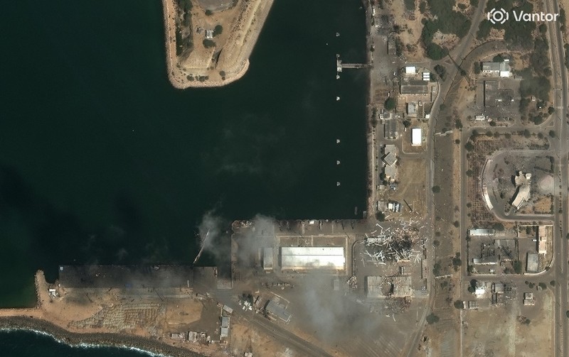 Citra satelut menjukkan salah satu tanki bahan bakar di Pelabuhan Salalah,Oman diserang drone pada Rabu (11/3/2026) waktu setempat. (AFP/-)