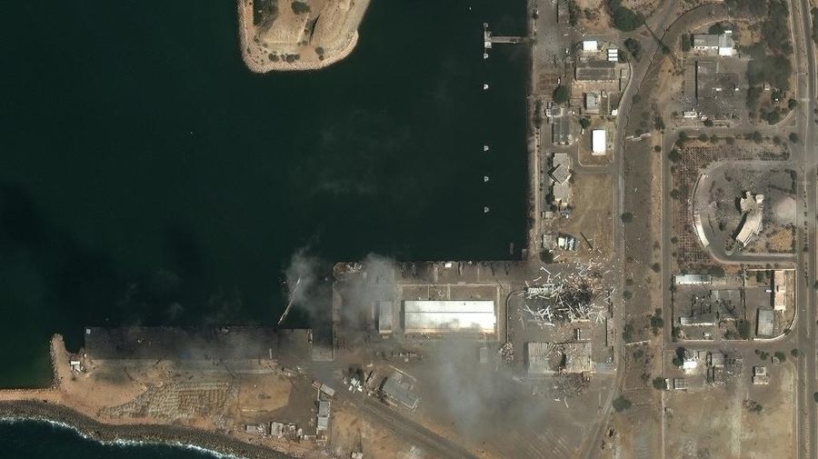 Citra satelut menjukkan salah satu tanki bahan bakar di Pelabuhan Salalah,Oman diserang drone pada Rabu (11/3/2026) waktu setempat. (AFP/-)