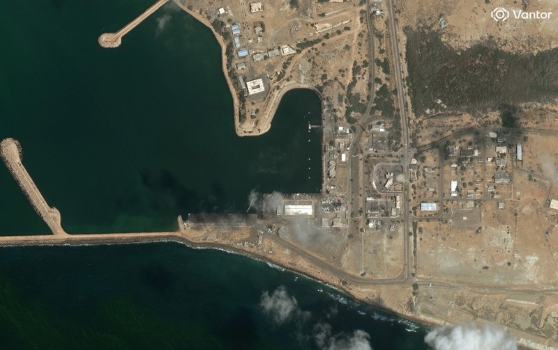 Citra satelut menjukkan salah satu tanki bahan bakar di Pelabuhan Salalah,Oman diserang drone pada Rabu (11/3/2026) waktu setempat. (AFP/-)