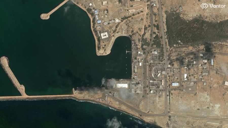 Citra satelut menjukkan salah satu tanki bahan bakar di Pelabuhan Salalah,Oman diserang drone pada Rabu (11/3/2026) waktu setempat. (AFP/-)