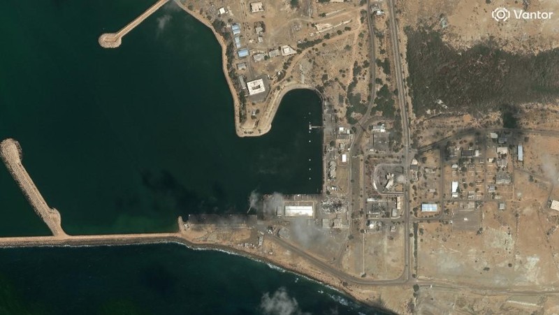 Citra satelut menjukkan salah satu tanki bahan bakar di Pelabuhan Salalah,Oman diserang drone pada Rabu (11/3/2026) waktu setempat. (AFP/-)