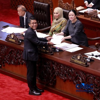 Detik-Detik Sidang Paripurna DPR Sahkan Pimpinan OJK