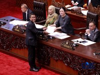 Detik-Detik Sidang Paripurna DPR Sahkan Pimpinan OJK