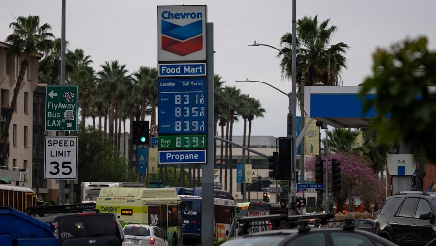 Harga bensin yang tinggi terlihat di sebuah SPBU di pusat kota Los Angeles, California, AS, 10 Maret 2026. (REUTERS/Mike Blake)