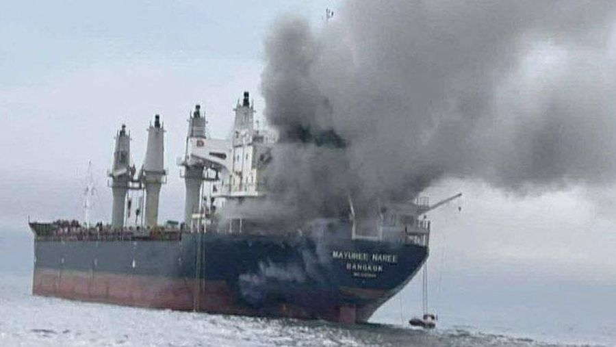 Kapal kargo berbendera Thailand, Mayuree Naree, diselimuti asap hitam di Selat Hormuz, 11 Maret 2026. (ROYAL THAI NAVY/Handout via REUTERS)