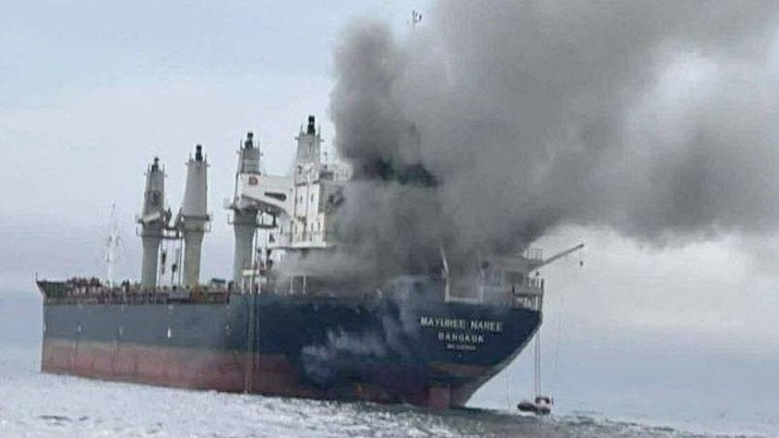 Kapal kargo berbendera Thailand, Mayuree Naree, diselimuti asap hitam di Selat Hormuz, 11 Maret 2026. (ROYAL THAI NAVY/Handout via REUTERS)