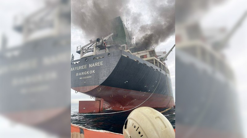 Kapal kargo berbendera Thailand, Mayuree Naree, diselimuti asap hitam di Selat Hormuz, 11 Maret 2026. (ROYAL THAI NAVY/Handout via REUTERS)