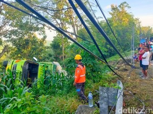 Truk Tronton Gagal Nanjak Terguling di Bojonegoro, Tiang Listrik Tumbang