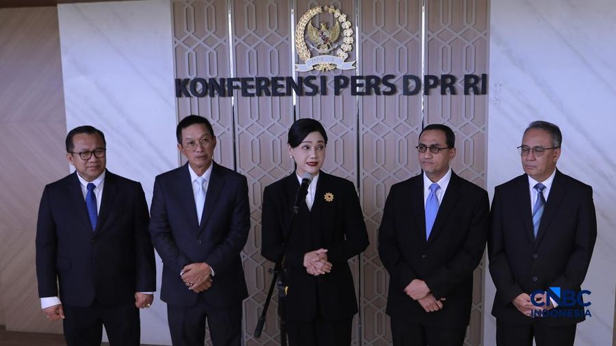 Ketua Dewan Komisioner OJK, Friderica Widyasari Dewi saat menyampaikan konferensi pers usai penetapan Ketua Otoritas Jasa Keuangan (OJK) dalam Rapat Paripurna ke-16 Masa Persidangan IV Tahun Sidang 2025-2026 pada Kamis (12/3/2026).