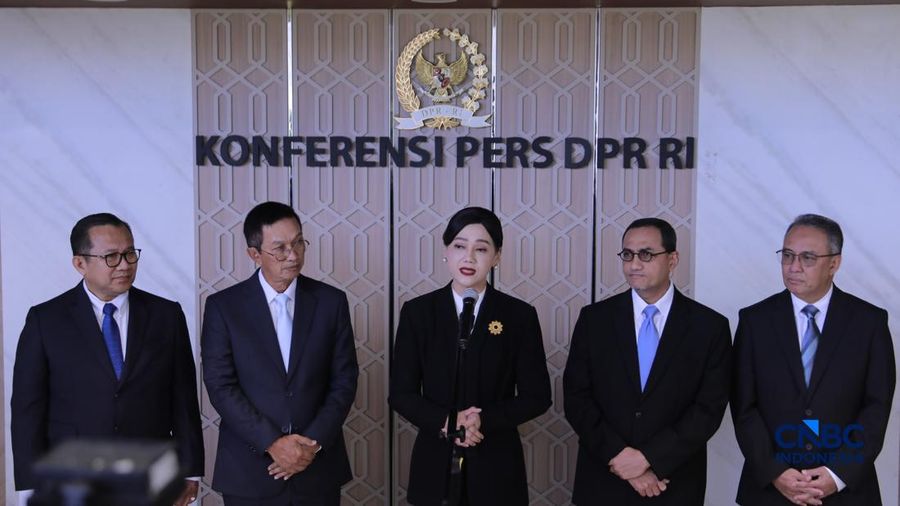 Ketua Dewan Komisioner OJK, Friderica Widyasari Dewi saat menyampaikan konferensi pers usai penetapan Ketua Otoritas Jasa Keuangan (OJK) dalam Rapat Paripurna ke-16 Masa Persidangan IV Tahun Sidang 2025-2026 pada Kamis (12/3/2026).