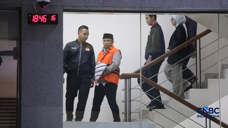 Mantan Menteri Agama, Yaqut Cholil Qoumas berjalan menuju mobil tahanan di Gedung Merah Putih KPK, Jakarta, Kamis (12/3/2026). (CNBC Indonesia/Faisal Rahman)