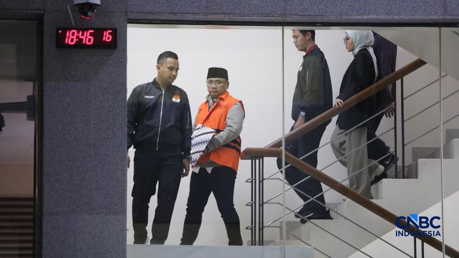 Mantan Menteri Agama, Yaqut Cholil Qoumas berjalan menuju mobil tahanan di Gedung Merah Putih KPK, Jakarta, Kamis (12/3/2026). (CNBC Indonesia/Faisal Rahman)