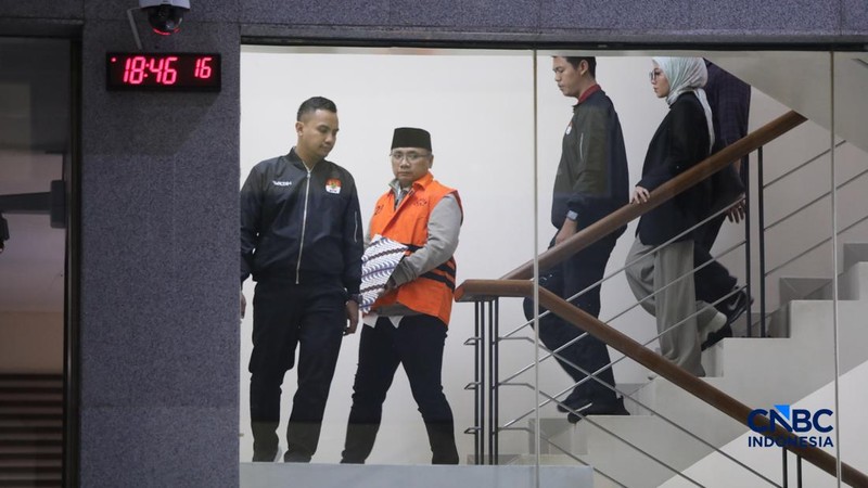 Mantan Menteri Agama, Yaqut Cholil Qoumas berjalan menuju mobil tahanan di Gedung Merah Putih KPK, Jakarta, Kamis (12/3/2026). (CNBC Indonesia/Faisal Rahman)