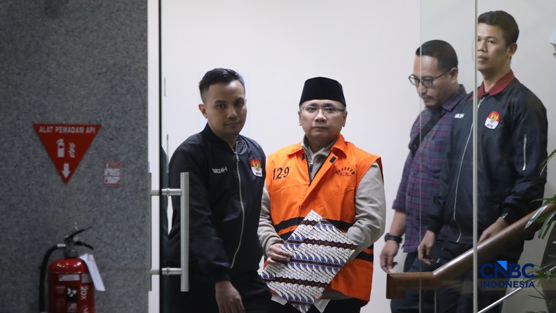 Mantan Menteri Agama, Yaqut Cholil Qoumas berjalan menuju mobil tahanan di Gedung Merah Putih KPK, Jakarta, Kamis (12/3/2026). (CNBC Indonesia/Faisal Rahman)