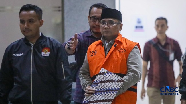 Penampakan Eks Menag Yaqut Pakai Rompi Oranye Saat Resmi Ditahan KPK