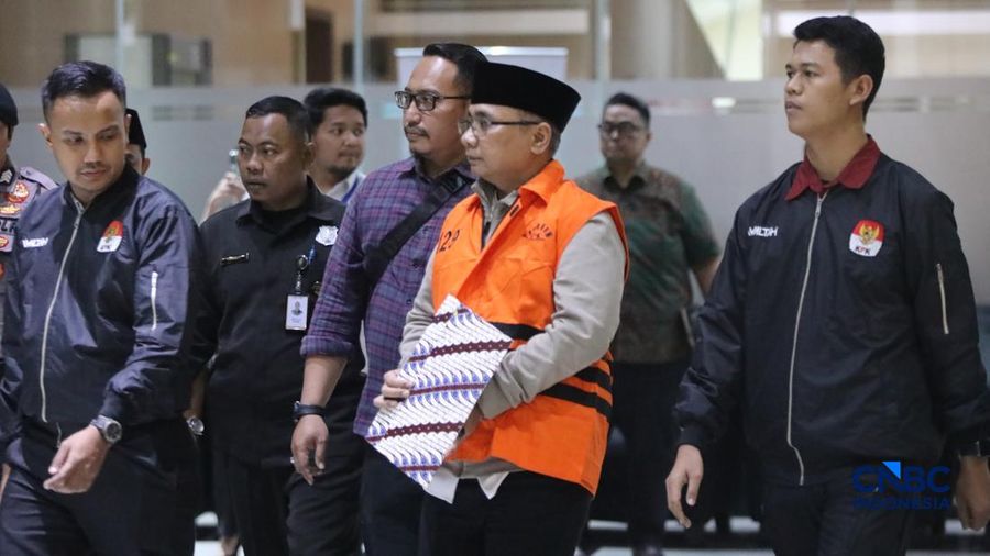Mantan Menteri Agama, Yaqut Cholil Qoumas berjalan menuju mobil tahanan di Gedung Merah Putih KPK, Jakarta, Kamis (12/3/2026). (CNBC Indonesia/Faisal Rahman)