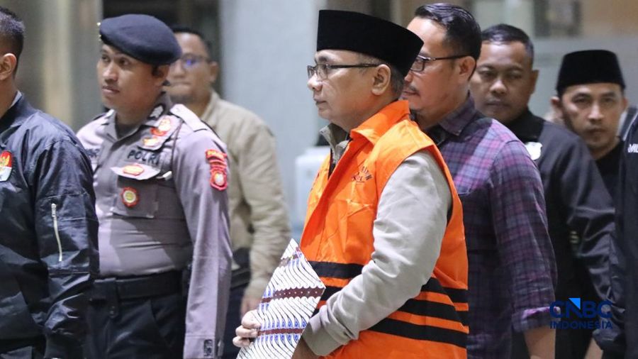 Mantan Menteri Agama, Yaqut Cholil Qoumas berjalan menuju mobil tahanan di Gedung Merah Putih KPK, Jakarta, Kamis (12/3/2026). (CNBC Indonesia/Faisal Rahman)