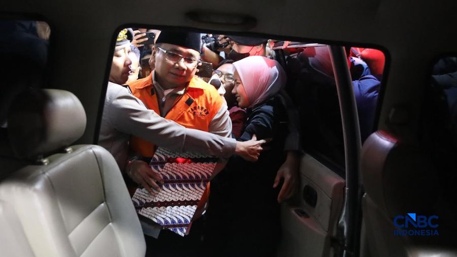 Mantan Menteri Agama, Yaqut Cholil Qoumas berjalan menuju mobil tahanan di Gedung Merah Putih KPK, Jakarta, Kamis (12/3/2026). (CNBC Indonesia/Faisal Rahman)
